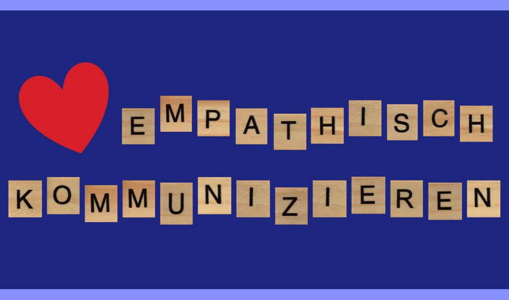 "Empathisch kommunizieren" geschrieben mit Scrabble-Buchstaben