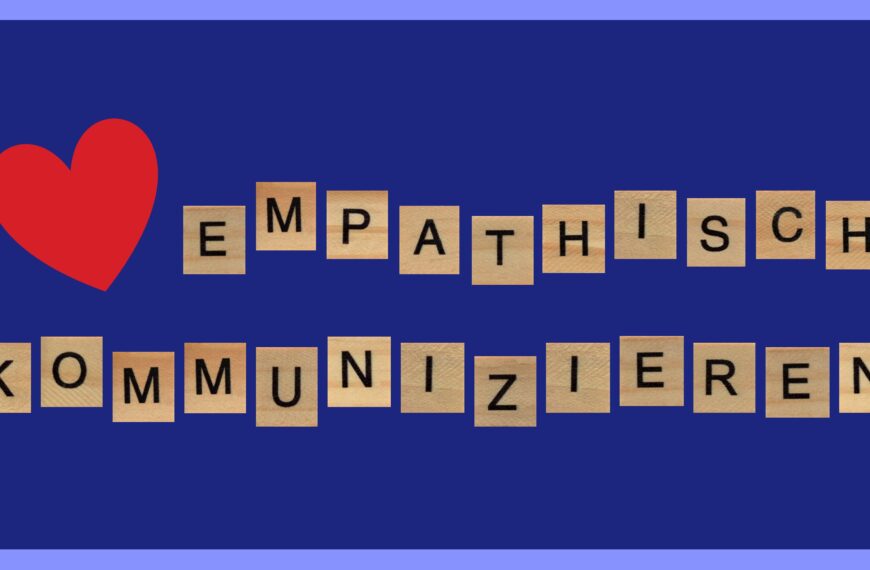 "Empathisch kommunizieren" geschrieben mit Scrabble-Buchstaben